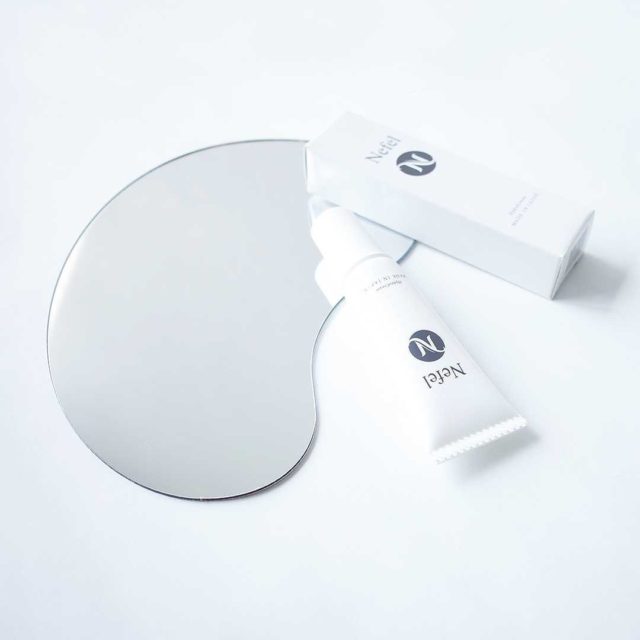 ポイントケアクリーム「ネフェル」
シミの原因、メラニン色素の生成を抑制する
“ハイドロキノン”を配合
皮膚科で処方される医薬品としても扱われている成分です
安全性と実感力を兼ね添えた
純ハイドロノン「4%」!
夜スキンケア後、気になる箇所にポンッと置き
優しく馴染ませるだけ
たった3秒で終わるから続けるのもカンタン♪
まずは3ヶ月続けてみてください🌟
より実感が欲しい方は「トレチノイン」の併用が
オススメです!
※ハイドロキノンは副作用のある成分です。
ご使用前は必ずパッチテストを行ってください。
#クレールボー #ネフェル #ポイントケア #集中ケア #ハイドロキノン #トレチノイン #美白 #シミ #くすみ #スキンケア #美肌 #トーンアップ #ナイトクリーム #肌質改善 #ニキビ跡 #美容皮膚科 #美容 #エステ #レチノール #ビタミンc #美容 #自分磨き